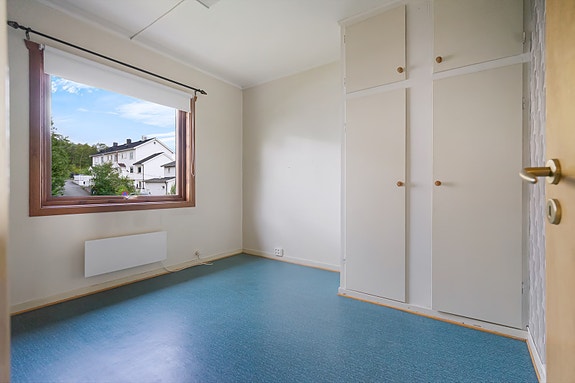 Soverom 3 - Stort vindu som slipper inn rikelig med lys og innebygde skap