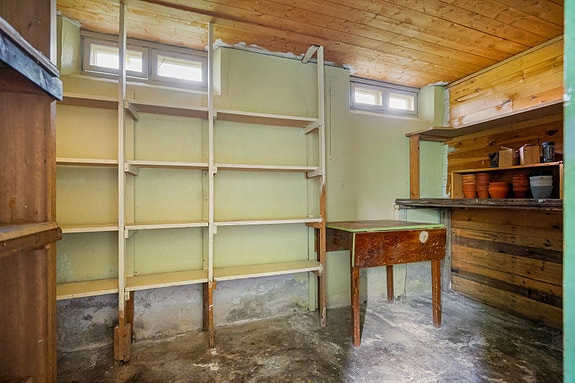 Praktisk bod med hyller og oppbevaringsplass