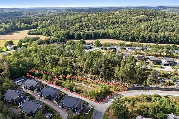 Velkommen til Roppestadkollen, en stor boligtomt med mange muligheter i en rolig og barnevennlig gate.
