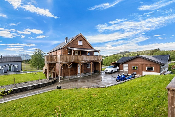 Velkommen til Bostadvegen 2! En innholdsrik enebolig med landlig beliggenhet.