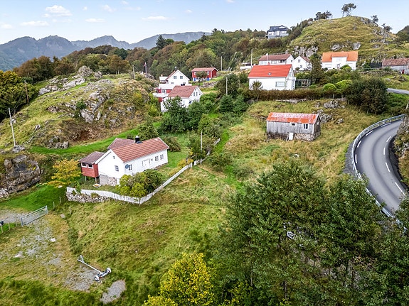 Vi har gleden av å presentere denne idylliske og historierike eiendommen på Hidra! Velkommen til Omlandsveien 104!