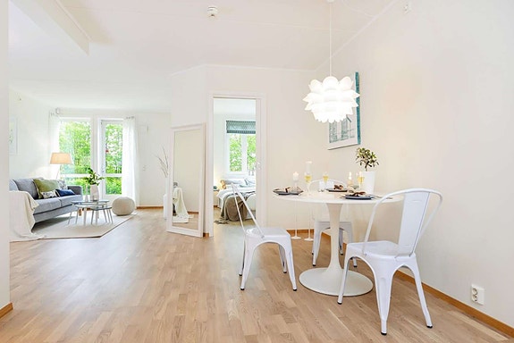 Romslig stue, utgang til terrasse.