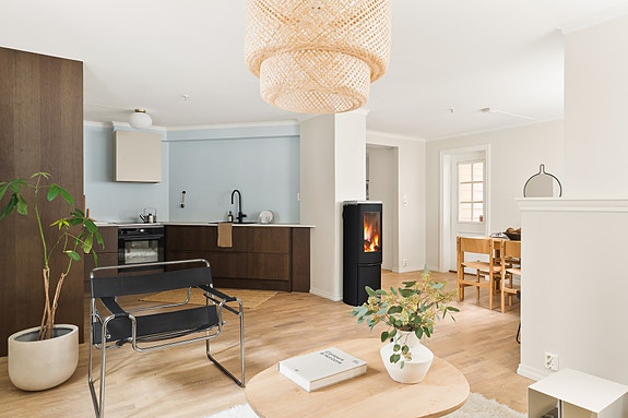 Mekleriet eiendomsmegling ved Ina Sande Sætre og Tor Ramsøy har gleden av å presentere Skuteviksveien 20! Fotograf: Alexander Vie.