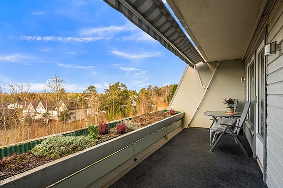 Fra stuen er det utgang til en romslig, vestvendt balkong med god plass til utemøbler.