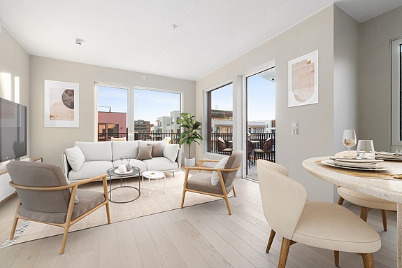 Stor og lys stue med vinduer på to sider. Boligen er digitalt stylet. Foto: Walsø Works.