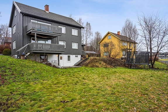 Rollsløkkvegen 13 - Sentrumsnær hel tomannsbolig.