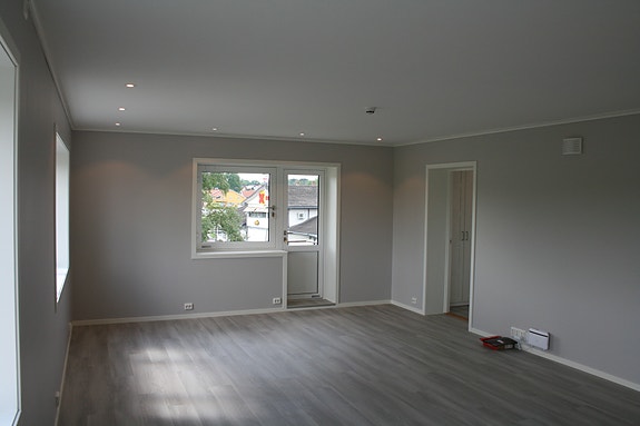 Romslig stue med utgang til balkong.