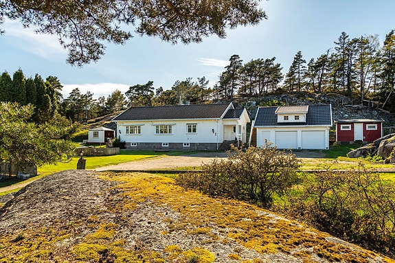 Småbruksdrømmen venter i Botneveien 178, en vakker eiendom på idylliske Kirkøy. Foto: Steffen Larsen