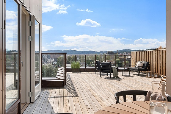 Velkommen til Skårersletta 11, presentert av Daniel Andersson i Nordvik Bolig! En lekker 4-roms sørvendt leilighet med stor, privat takterrasse med utsikt utover Skårersletta. Foto: Øivind Fykse