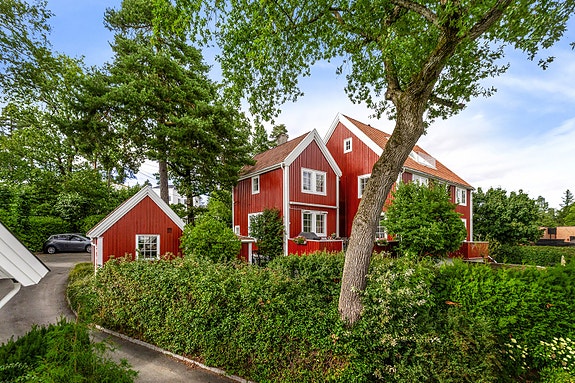 Villa Solhaugen - en herskapelig villa i nasjonal nybarokk fra 1915, tegnet av arkitekt. J. E. Dahlin