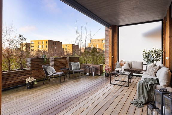 Lekker 3-roms selveier fra 2019 med stor terrasse på 42 m², garasjeplass med elbillader og attraktiv beliggenhet helt syd på Storøya med kort vei til sjø og strand (Foto: Scott Kvitberg)