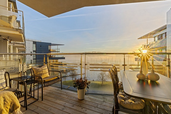 Olav Selvaags Plass 4 v/Sarah Aamodt og Christian A. Aamodt, Sem og Johnsen eiendomsmegling.