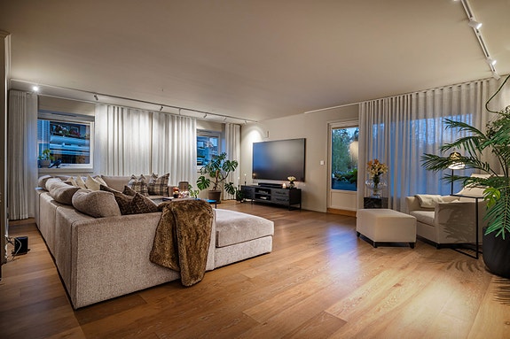 Velkommen til Ullernkammen 25 - En lys og gjennomgående 3-roms hjørneleilighet med panoramautsikt over Oslo by