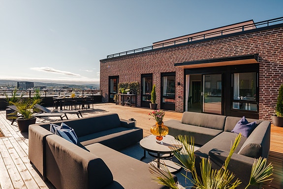 Velkommen til en sjelden mulighet - en eksklusiv toppleilighet med spektakulær utsikt, gode solforhold, privat takterrasse på hele 104 m², balkong og garasjeplass.