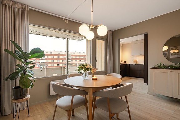 Aktiv Eiendomsmegling v/Vebjørn Nybrott har gleden av å presentere Waldemar Aunes veg 10 C - En nyoppusset 4-roms leilighet med flott beliggenhet i feltet. Foto: Vidar Alvik/ Grattis foto.