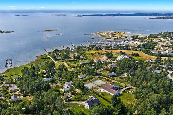 Velkommen til Saltnesstranda 13 - stor tomt med panoramautsikt, flott beliggenhet og egen tennisbane.
