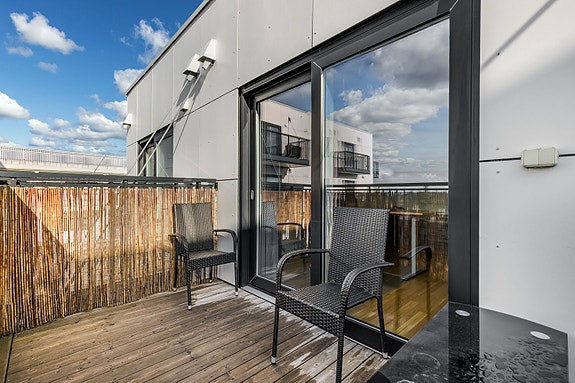 Det er utgang fra stuen til en balkong på 6 kvm hvor man kan nyte late dager og sene kvelder i hyggelige omgivelser.