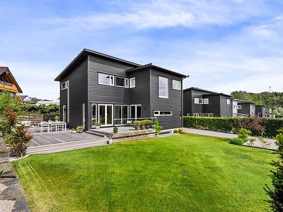 Dan Chruickshank presenterer: Innbydende, moderne villa m/oppholdsrom for enhver anledning både inne og ute. Delikat opparbeidet tomt. Romslig gårdsrom og carport, med plass til flere biler (Foto: Stian Dirdal).