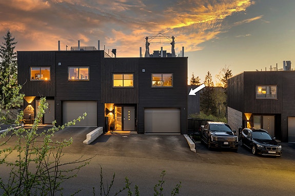 Stilren og delikat funkisbolig over 3 plan med en gjennomført god standard og fine designvalg beliggende i et populært og meget familievennlig boligområde på Eidsvoll Verk.