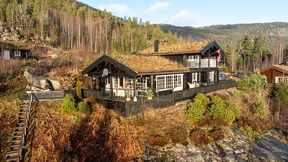 PRIVATmegleren Park ved Lars Jakob Aarak presenterer en koselig hytte med nydelig utsikt og idyllisk beliggenhet på Naurak i Nissedal kommune.
