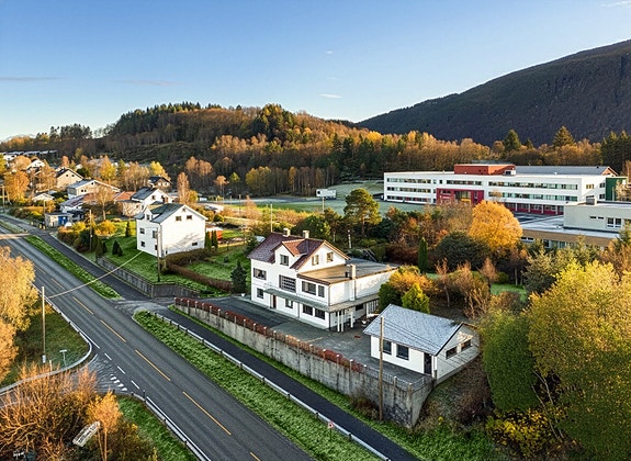 Velkommen til Veddevegen 38. Eiendommen ligger sentralt med kort vei til Langevåg sentrum og skoler.