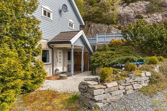 Egen inngang med koselig uteplass