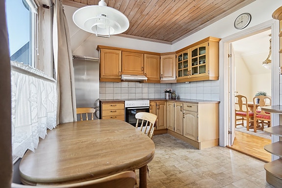 Kjøkkenet er utstyrt med kjøl/fryseskap, oppvaskmaskin, komfyr. Det er kjøkkenventilator med avtrekk ut.