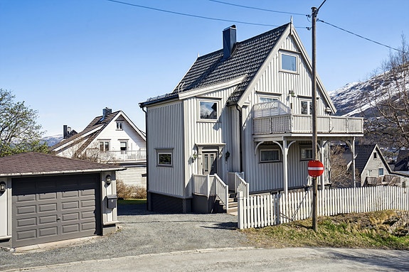 På eiendommen er det godt med parkering, garasje og carport.