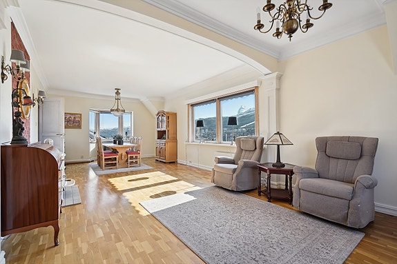 2. etasje - Romslig stue med plass til møblering i ulike soner