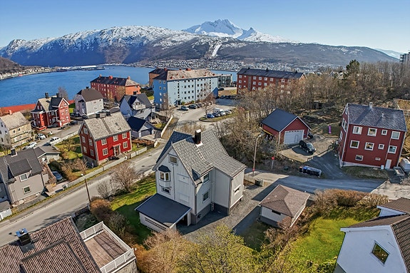 Enebolig beliggende i et veletablert og rolig boligstrøk på Framnes i Narvik, med kort vei til barnehager, skoler, idrettsanlegg og flotte friluftsområder.