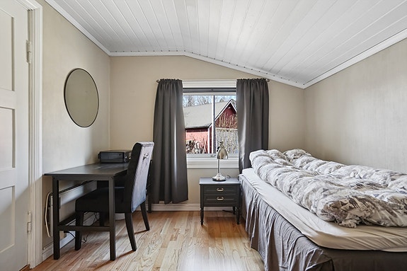 Soverom i 2.etasje har god plass til soveromsmøbler