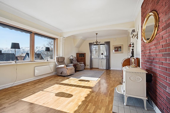 Fra stue er det utgang til veranda