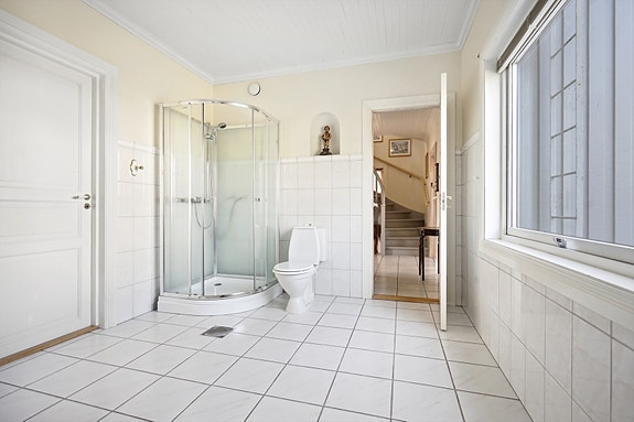 Bad i 1. etasje har adkomst fra både gang og soverom