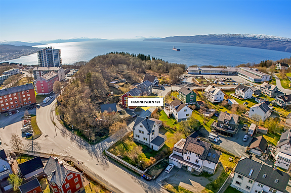 Området byr på en fantastisk utsikt og gode solforhold. Det er gangavstand til sentrum, og i nærheten finner du dagligvarebutikk, barneskole, videregående skole, Narvik Stadion og Idrettens Hus.