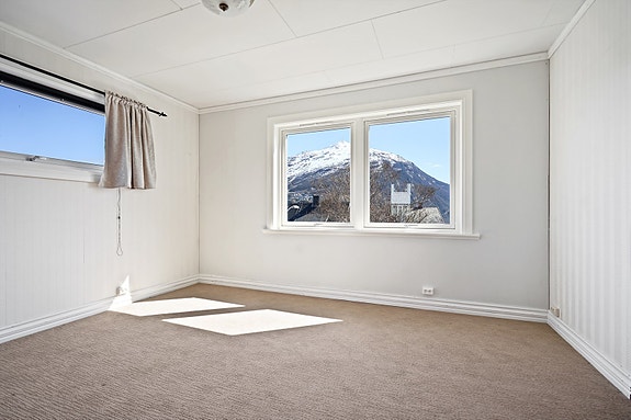 Soverommet har god plass til soveromsmøbler