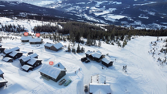Velkommen til Nestingsætra 55. Vi bygger din drømmehytte rett ved alpinbakken!
Prisen for tomt er 2 500 000kr+ omkostninger. Det er mulig å velge andre modeller fra Saltdalshytta på denne tomten.