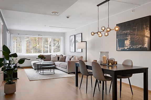 Stuen har en lys og luftig atmosfære med store vindusflater.