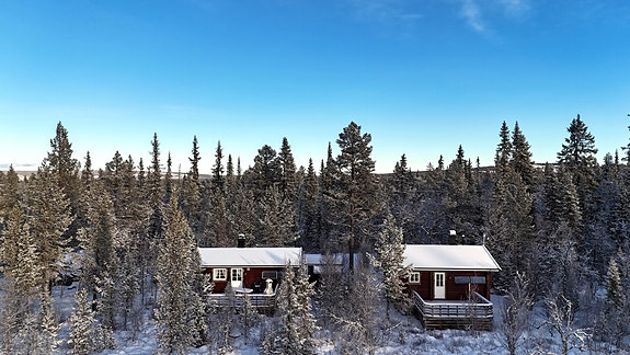 Velkommen til dette sjarmerende og innholdsrike hyttetunet bestående av hytte, anneks, uthus og vedskjul!