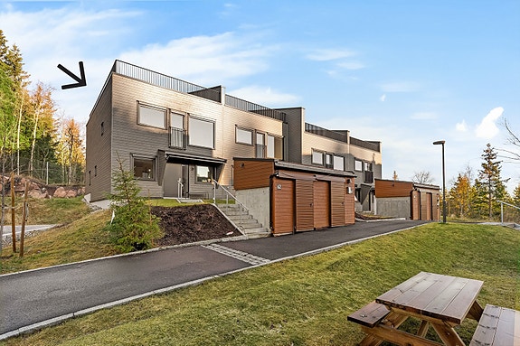 Eiendomsmegler Kristine Følkner ønsker velkommen til Ullveien 62, et nytt, lekkert enderekkehus over tre plan, med idyllisk beliggenhet tett opp mot skog og mark.