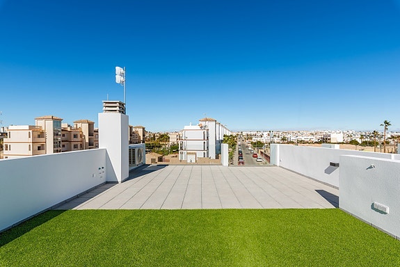 Få ledig! Penthouse-leilighet med 3 soverom | Takterrasse på 70 m2 | Kort vei til strand | Nydelige fellesområder