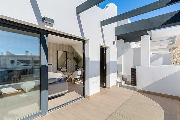 Få ledig! Penthouse-leilighet med 3 soverom | Takterrasse på 70 m2 | Kort vei til strand | Nydelige fellesområder