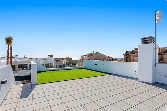 Få ledig! Penthouse-leilighet med 3 soverom | Takterrasse på 70 m2 | Kort vei til strand | Nydelige fellesområder