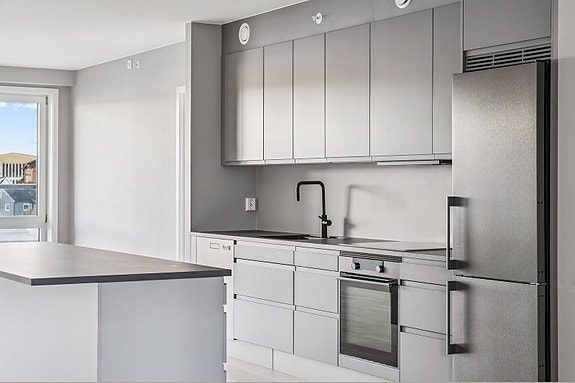 Stilrent kjøkken fra HTH med slette fronter, god arbeidsflate og kjøkkenøy