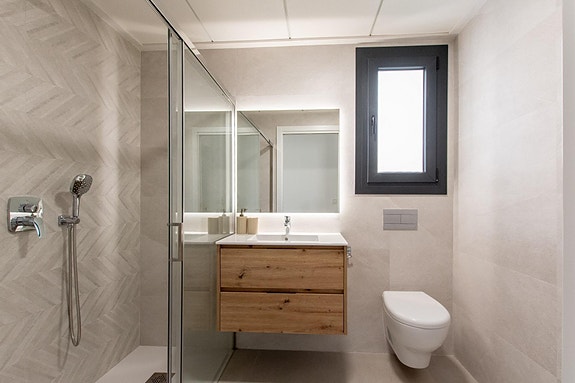 Ny moderne leilighet med 2 soverom, 2 bad og romslig terrasse | I attraktivt område