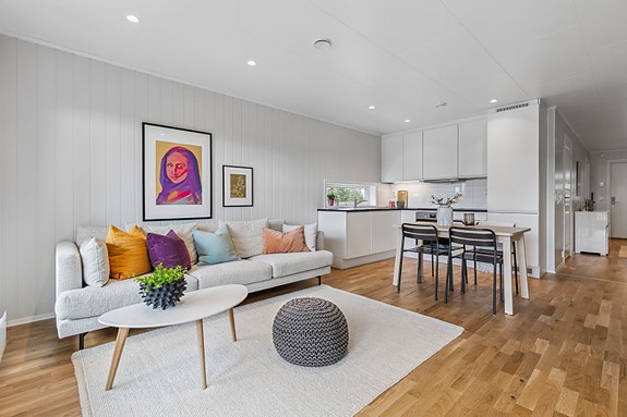 På gulvet er det lagt trestavs parkett som strekker seg sømløst gjennom alle oppholdsrom i leiligheten.