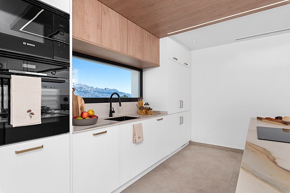 Luksuriøs villa med 4 soverom og 4 bad | Stort uteområde med basseng  | Høye kvaliteter | Underetasje med parkering