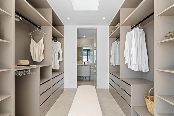 Luksuriøs villa med 4 soverom og 4 bad | Stort uteområde med basseng  | Høye kvaliteter | Underetasje med parkering