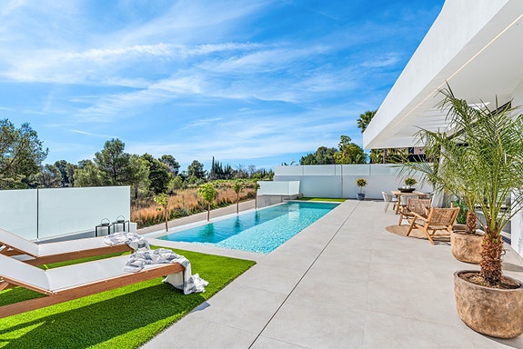 Luksuriøs villa med 4 soverom og 4 bad | Stort uteområde med basseng  | Høye kvaliteter | Underetasje med parkering