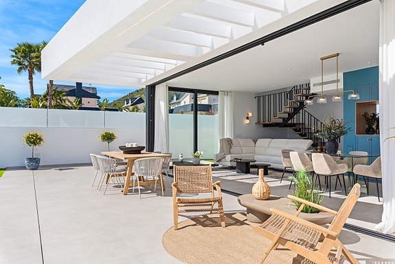 Luksuriøs villa med 4 soverom og 4 bad | Stort uteområde med basseng  | Høye kvaliteter | Underetasje med parkering