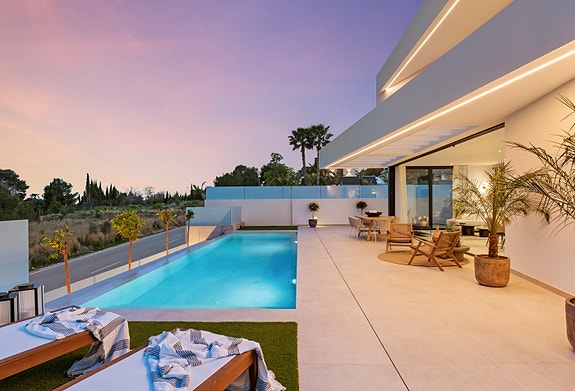 Luksuriøs villa med 4 soverom og 4 bad | Stort uteområde med basseng  | Høye kvaliteter | Underetasje med parkering